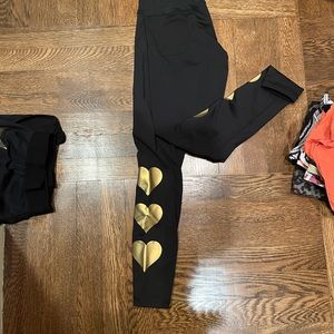 Strut this gold heart leggings!